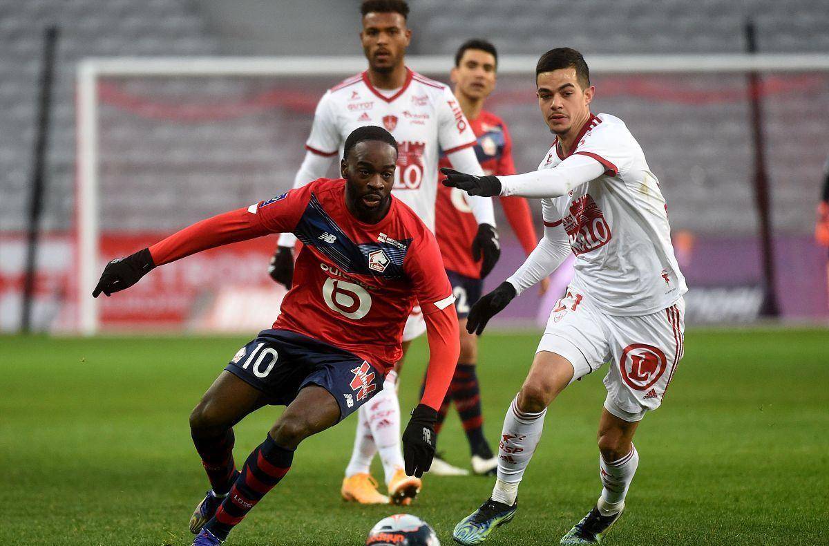 一名因违规 一名因违规